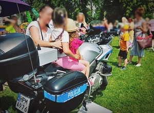 Policyjny motocykl prezentowany na spotkaniu z dziećmi