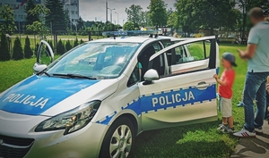 Policyjny radiowóz prezentowany podczas spotkania z dziećmi