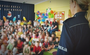 Policjantka na spotkaniu z dziećmi