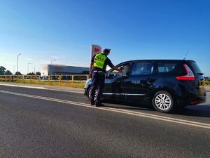 Policjant przeprowadza kontrolę stanu trzeźwości kierowcy