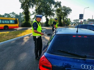 Policjant przeprowadza kontrolę stanu trzeźwości kierowcy