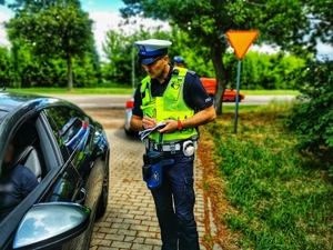 Policjant rozmawia z kierowcą