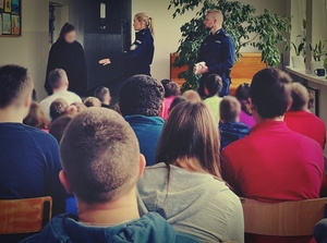 Policjanci na spotkaniu z dziećmi w szkole