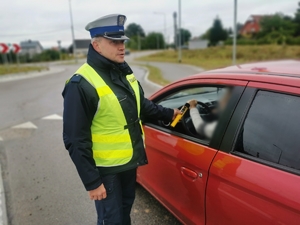 Policjant bada na stan trzeźwości kierowcę