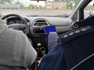 Uczeń kieruje samochodem, obok siedzi policjant