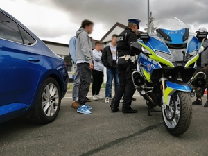 Policjant pokazuje motocykl służbowy