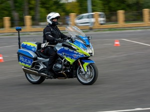 Policjant jedzie motocyklem