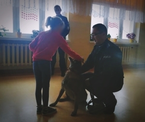 Policjanci z psem służbowym na spotkaniu z dziećmi