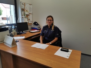 Kierownik Posterunku - policjantka siedzi za biurkiem