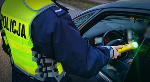 Policjant sprawdzający stan trzeźwości kierującego