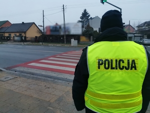 Policjant stoi przy przejściu dla pieszych