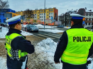 Policjanci stoją przy przejściu dla pieszych