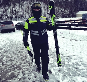 policjant w stroju narciarskim na stoku