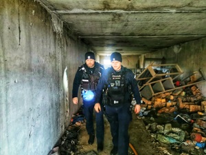 Policjanci sprawdzają pustostan