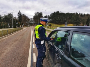 Policjant ruchu drogowego sprawdza stan trzeźwości kierowcy