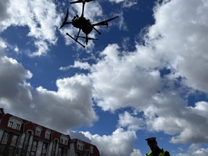 Policyjny dron w powietrzu