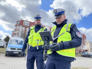 Policjant obsługuje drona