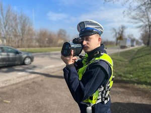 Policjant mierzy prędkość jadącym pojazdom