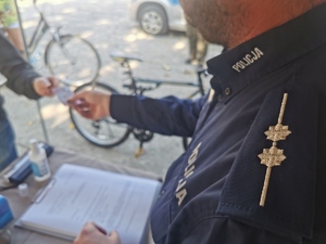 Policjant rejestruje rower