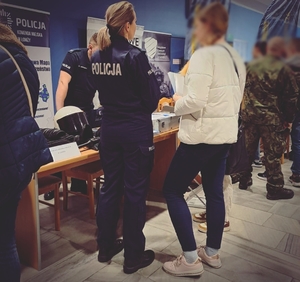 policjanci na targach pracy