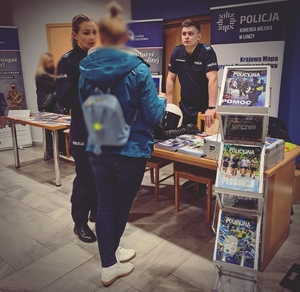 policjanci na targach pracy