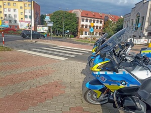 motocykle policji przy przejściu dla pieszych