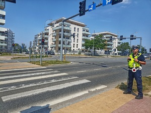 policjant w rejonie przejścia dla pieszych