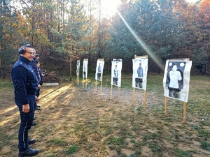 policjanci w trakcie szkolenia strzeleckiego