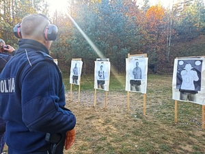 policjanci w trakcie szkolenia strzeleckiego