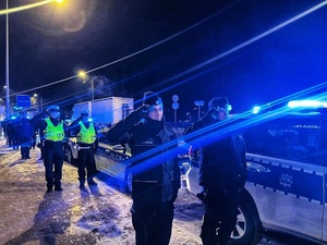 łomżyńscy policjanci oddają hołd poległym policjantom
