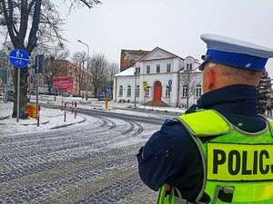 policjant przy przejściu dla pieszych