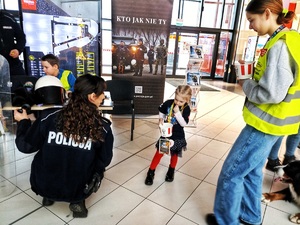policjantka rozmawia z dzieckiem