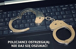 Kajdanki leżące na klawiaturze komputerowej i napis: POLICJANCI OSTRZEGAJĄ NIE DAJ SIĘ OSZUKAĆ