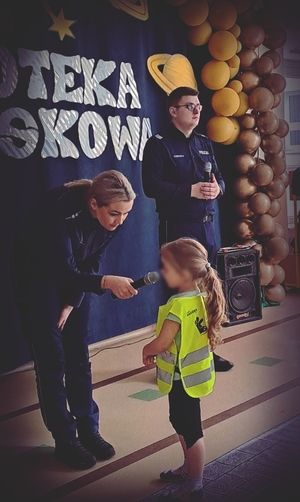 policjantka na spotkaniu z dziećmi