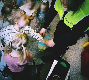 policjantka w przedszkolu na spotkaniu z dziećmi
