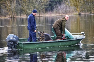 policjant z psem na łódce