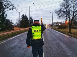 policjant z miernikiem kontrolującym trzeźwość