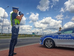 policjant mierzy prędkość