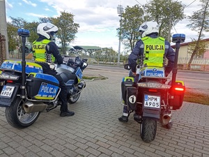 policjanci na motorach