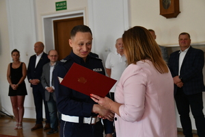 policjant ruchu drogowego odbiera dyplom