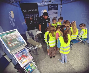 policjanci na Miejskim Dniu Dziecka