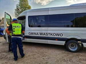 policjant sprawdza autobus szkolny