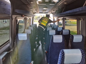 policjant sprawdza autobus szkolny