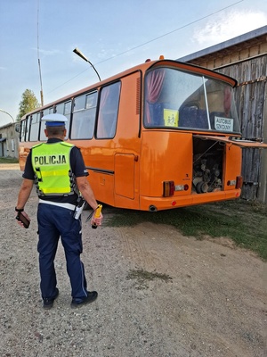 policjant sprawdza oświetlanie autokaru