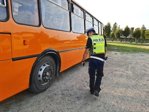 policjant sprawdza autokar