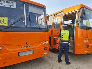 policjant sprawdza wyposażenie autokaru