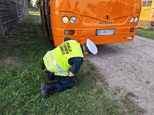 funkcjonariusz Inspekcji Transportu Drogowego sprawdza autokar