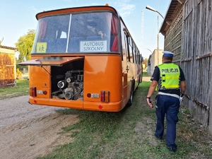 funkcjonariusz  sprawdza autokar