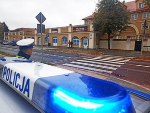 policjanci podczas działań pieszy