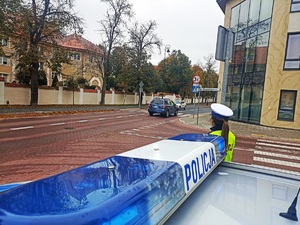 policjanci podczas działań pieszy